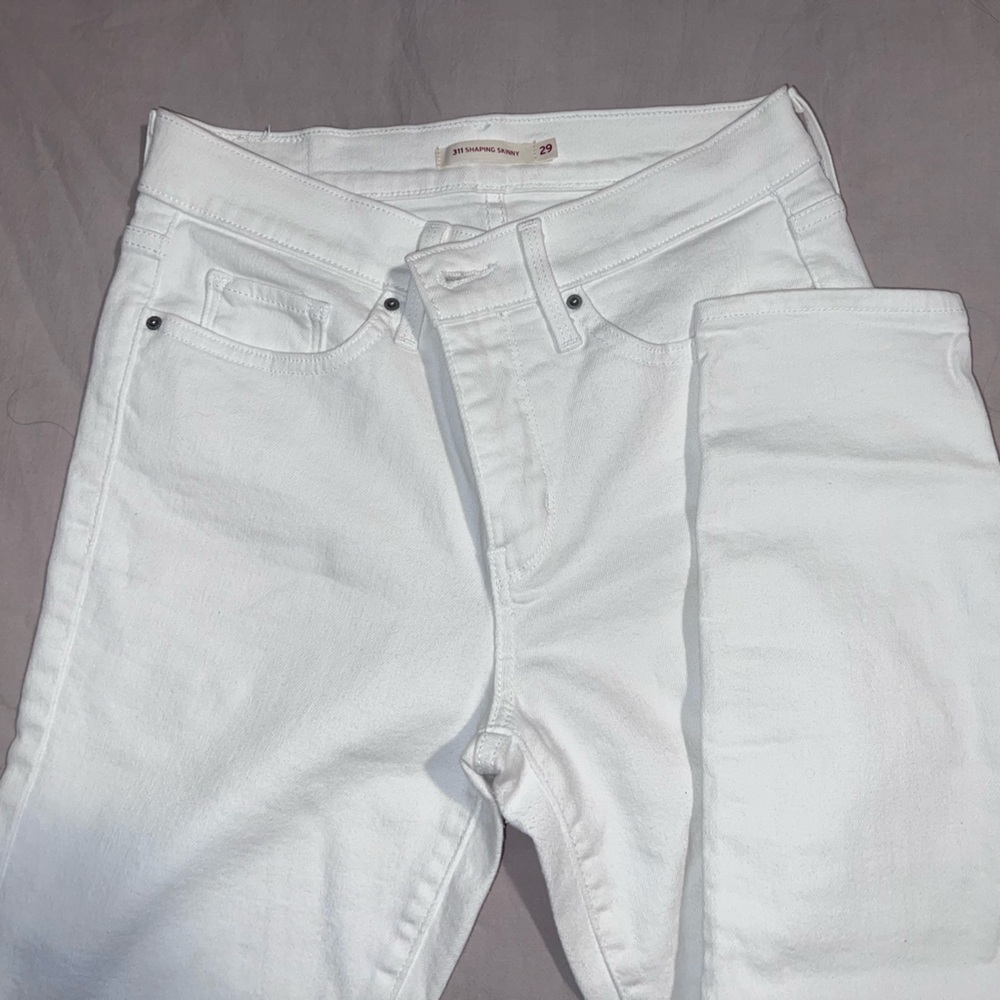 White Levi jeans